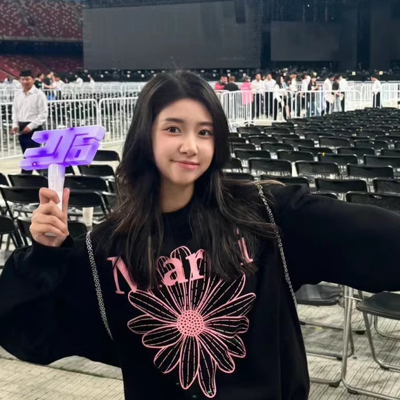 2024 พร้อมสต็อก Ma ** rdi Daisy Gold High Silver Dachshund Dog Streamer พิมพ์รอบคอสไตล์เกาหลีหลวมเสื