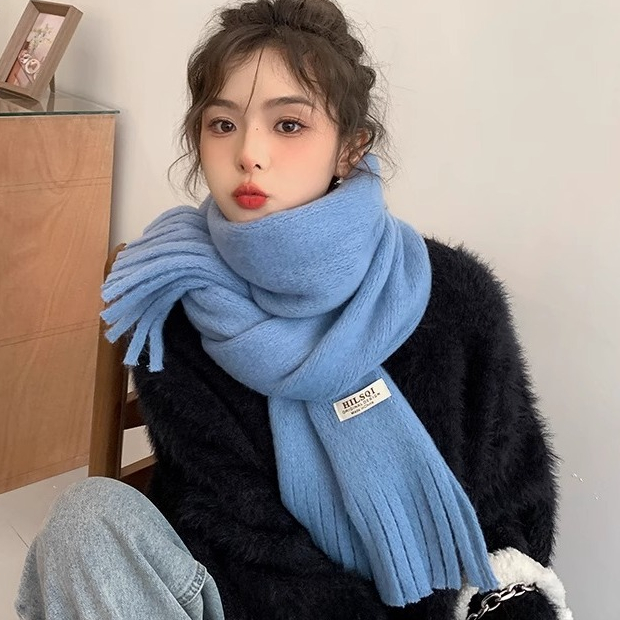 ผ้าพันคอ สาวฤดูหนาว 2024 ใหม่สไตล์เอี๊ยมสีฟ้าสไตล์เกาหลีฤดูใบไม้ร่วงฤดูหนาวบรรยากาศรู้สึกฤดูหนาวที่อบอุ่นสีทึบหมอกควันสีฟ้าผ้าค