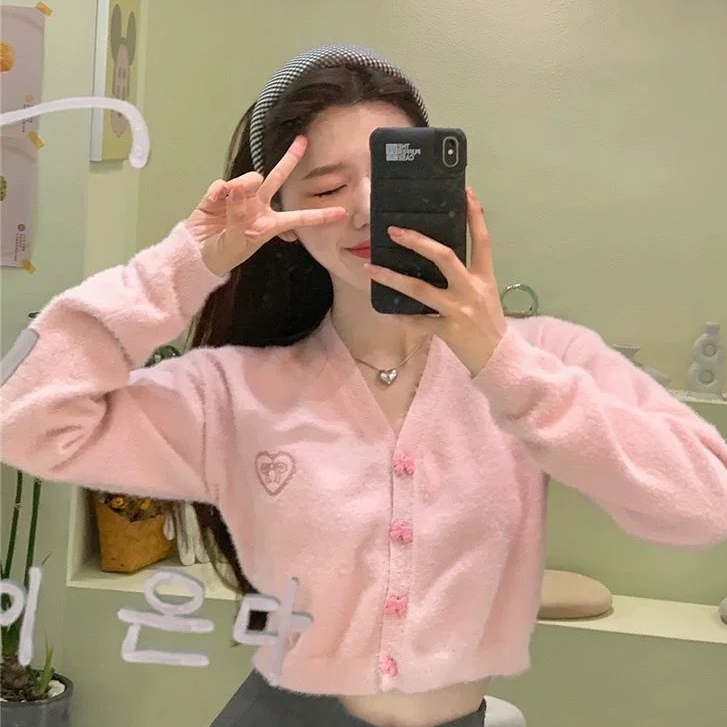 เสื้อสเวตเตอร์ถักสั้นคอวีถักปักลายสไตล์เกาหลีหวานสไตล์อ่อนโยน