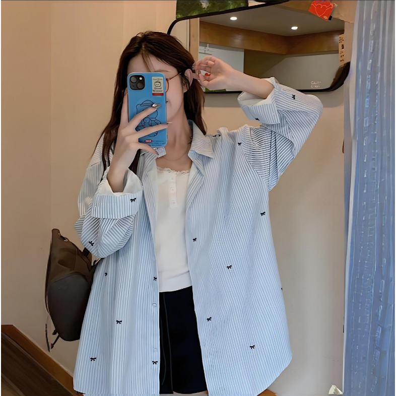 เสื้อเชิ้ตแขนยาวลายทางสีฟ้าพร้อมโบว์ ไซส์ใหญ่ สไตล์ลำลองใส่สบายสำหรับสาวพลัสไซส์ ใส่แล้วดูเพรียว