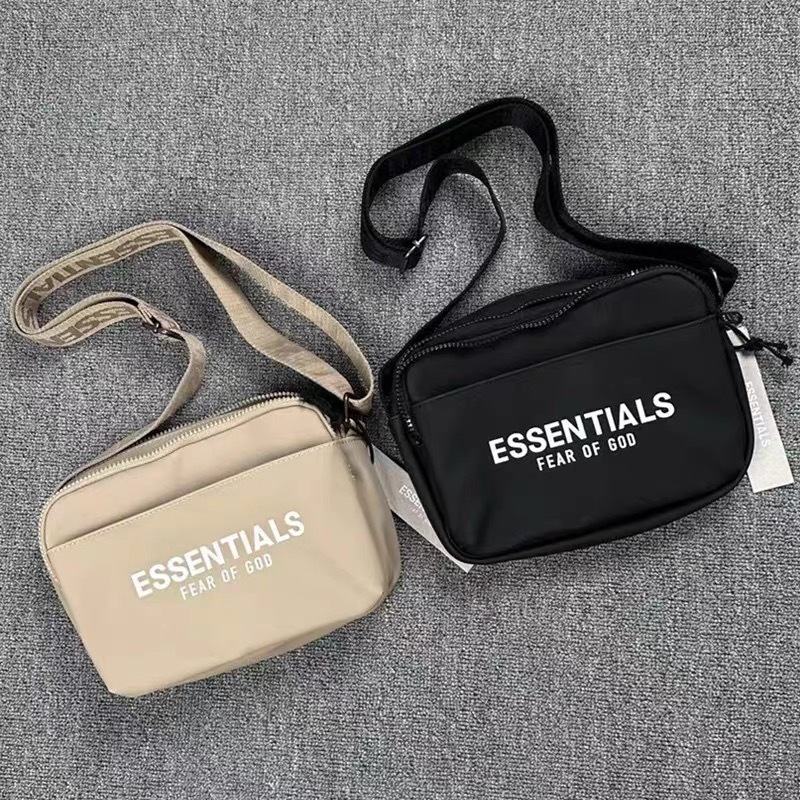 2024 ใหม่ FEAR OF GOD FOG ESSENTIALS ตัวอักษร high street crossbody กระเป๋าเรียบง่ายและอเนกประสงค์ casual mailman กระเป๋า