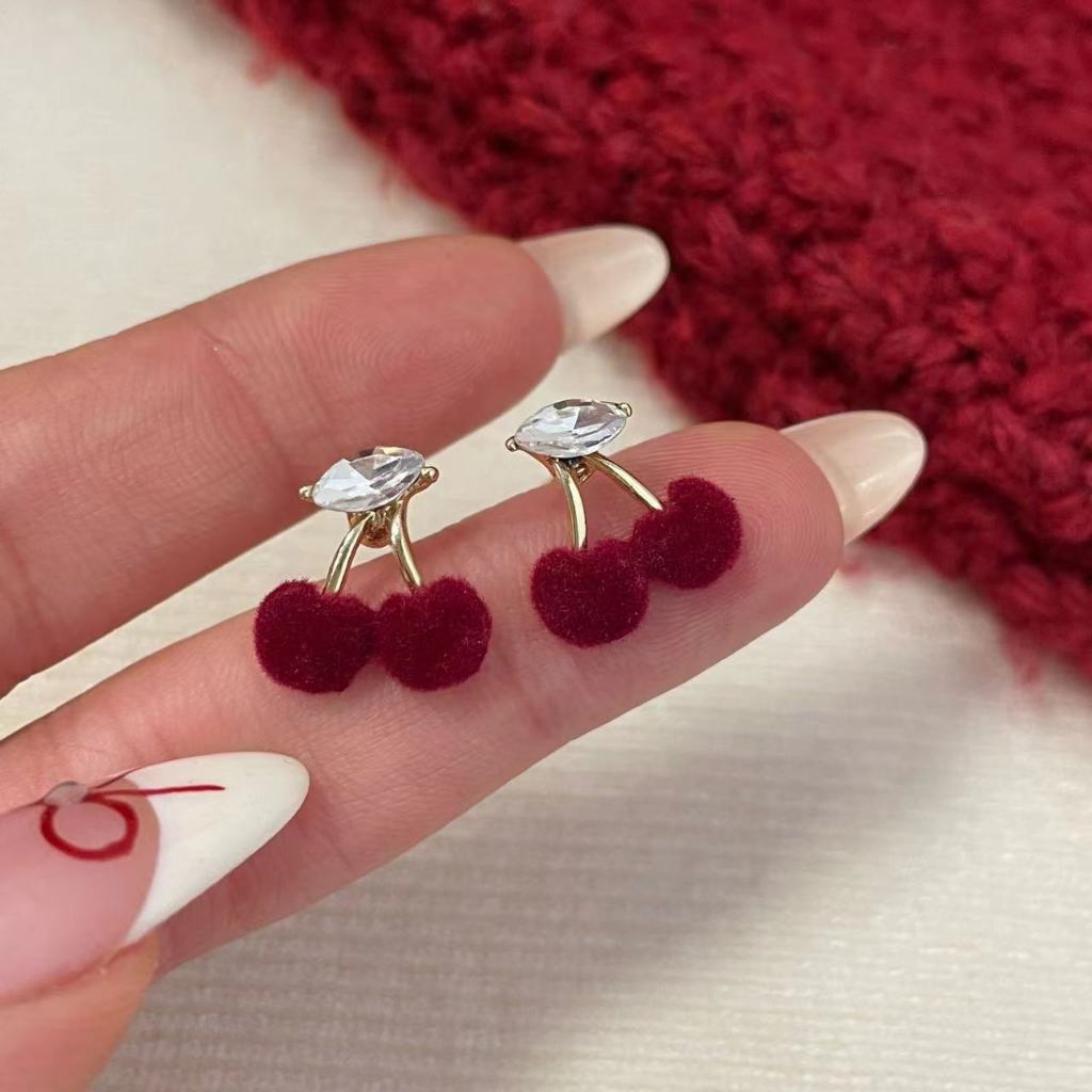 ต่างหูเชอร์รี่สีแดงไวน์ต่างหูผ้ากํามะหยี่สีแดงน่ารักและหวานเหมาะสําหรับต่างหูฤดูใบไม้ร่วงและฤดูหนาวสําหรับผู้หญิง