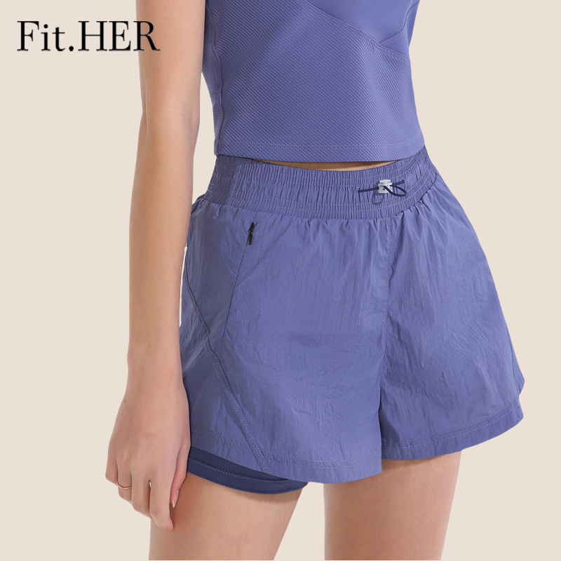Fit.HER พอดี.ของเธอ กีฬากางเกงขาสั้นผู้หญิงกระเป๋าซิปหลวมกางเกงวิ่งแห้งเร็วป้องกันแสงสะท้อนปลอมสองชิ้นกางเกงออกกําลังกายโยคะ