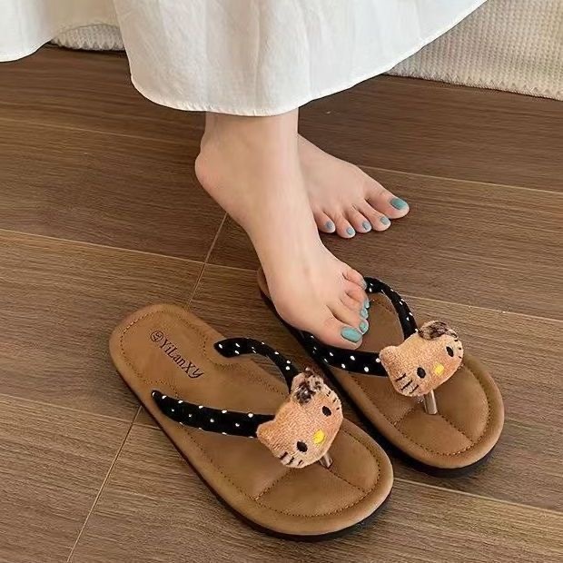 เน็ตแดงการ์ตูนน่ารัก KT Cat Flip Flop Outwear ผู้หญิง 2024 ฤดูร้อนใหม่ร้อยสบายชายหาดนุ่มด้านล่างผู้หญิง