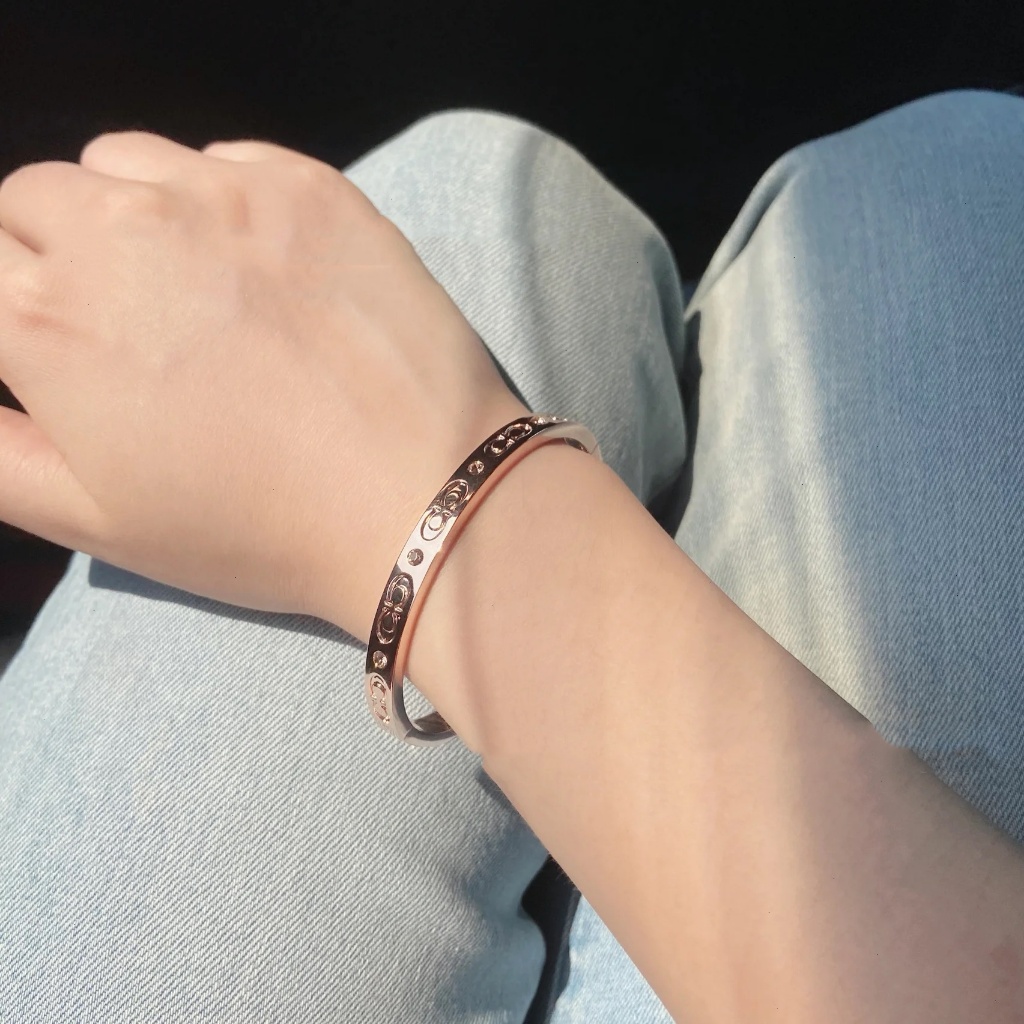 Double C เปิดตัวอักษรสร้อยข้อมือคู่หญิงสไตล์ใหม่แฟชั่นสร้อยข้อมือแกะสลักทุกคู่
