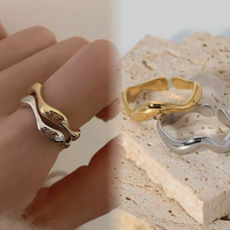 แหวนคลื่นผิดปกติเงาขนาดเดียววัสดุสแตนเลสกันน้ํากันเหงื่อจะไม่จางหายความรู้สึกการออกแบบเฉพาะที่เรียบง่ายเหมาะสําหรับผู้ห