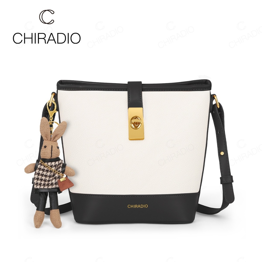 CHIRADIO กระเป๋าสะพายทรงถังอารมณ์ใหม่กระเป๋าสะพายความจุขนาดใหญ่สีตัดกัน + จี้ H009