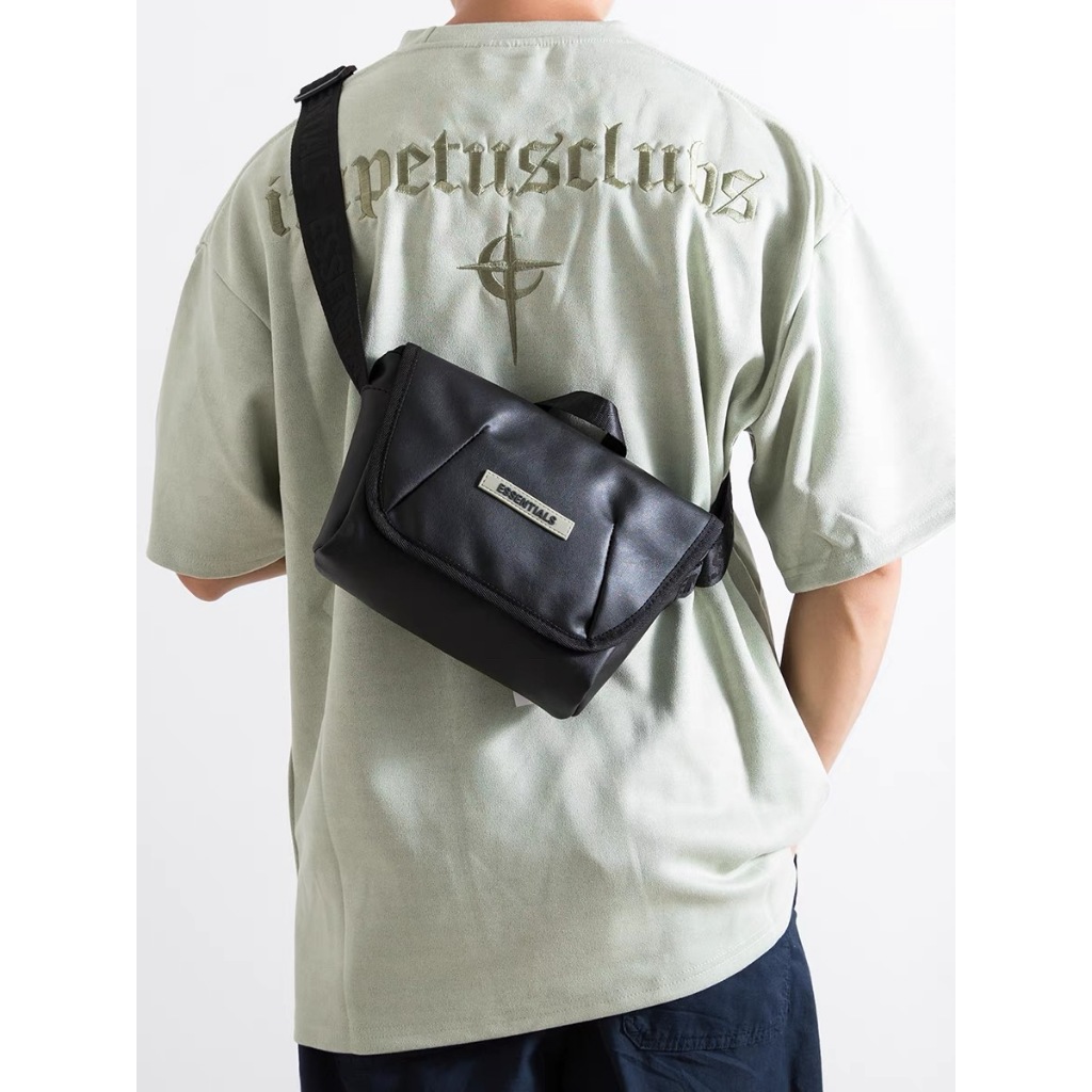 Fear OF GOD Double Line ESSENTIALS เวอร์ชั่นเกาหลีแฟชั่นหนัง PU กระเป๋าคาดหน้าอกลําลองอเนกประสงค์กระเป๋าสะพายข้างปั่นจักรยาน