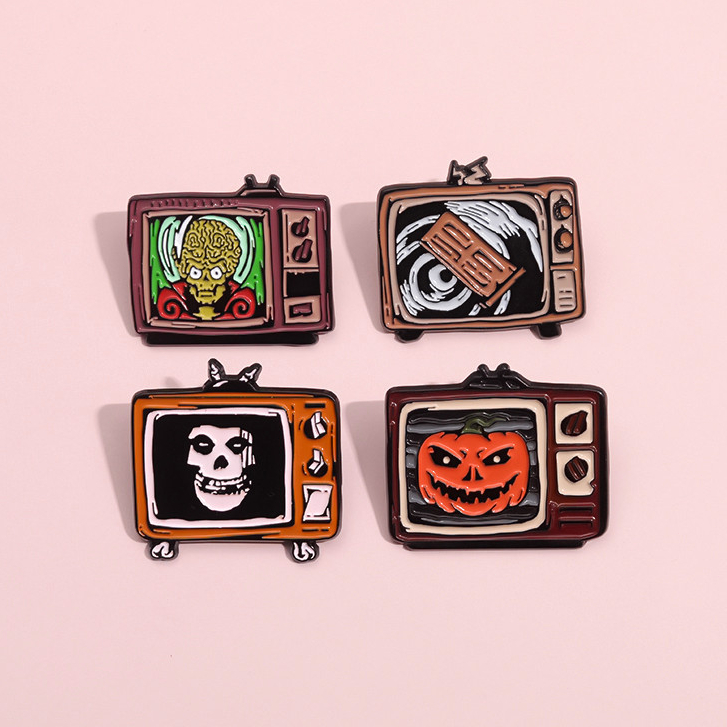Retro TV เข็มกลัดฟักทองบทบาทเข็มกลัด Pin Punk Gothic โทรทัศน์เข็มกลัดปกป้ายโลหะฮาโลวีนอุปกรณ์เสริมของขวัญ