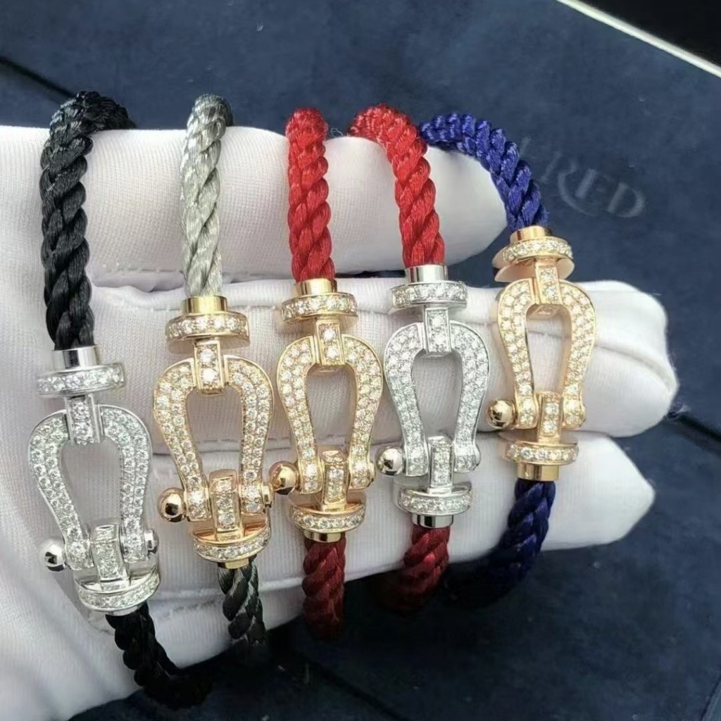 สร้อยข้อมือpair เพียบพร้อมด้วยเพชรจริงและเชือกสีแดง ออกแบบสไตล์เกือกม้าสำหรับผู้ชายและผู้หญิง