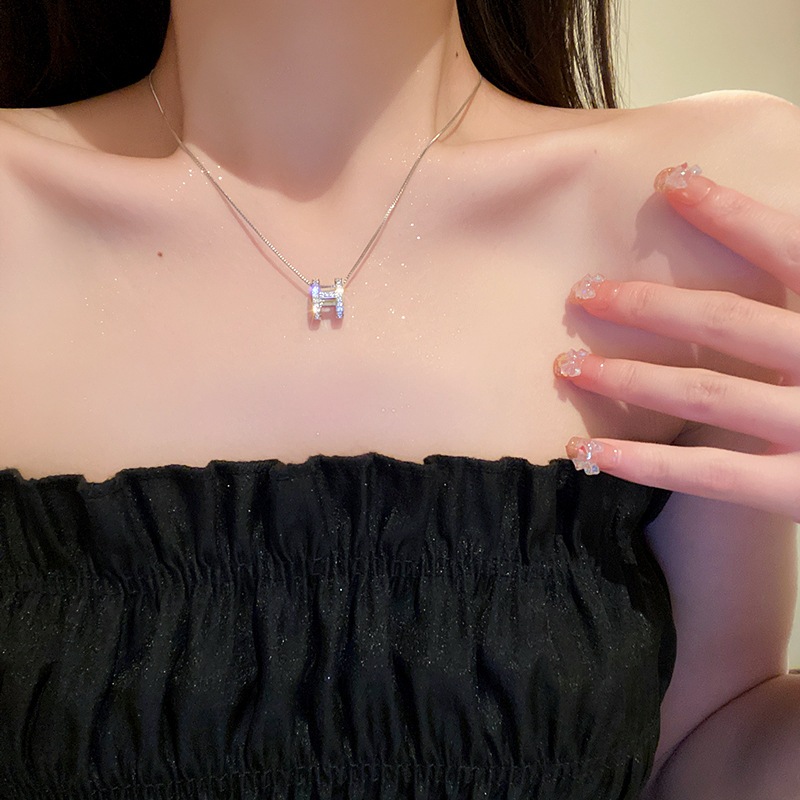 Zircon ตัวอักษร H สร้อยคอการออกแบบเฉพาะ ins สไตล์ clavicle chain จี้แฟชั่นความรู้สึกคุณภาพสูง choker ปลอกคอขายส่ง