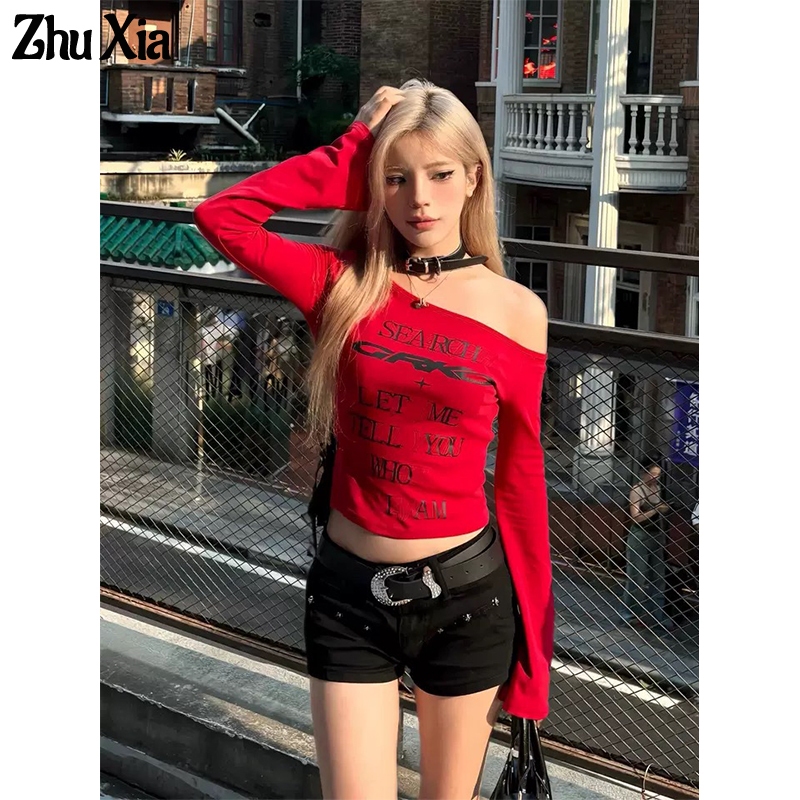 Zhu Xia เสื้อยืดแขนยาวผู้หญิงอเมริกันสาวร้อนไหล่เฉียงพิมพ์ตัวอักษรการออกแบบความรู้สึกที่ไม่มีสายหนังลูกไม้ขึ้นสั้นด้านบน