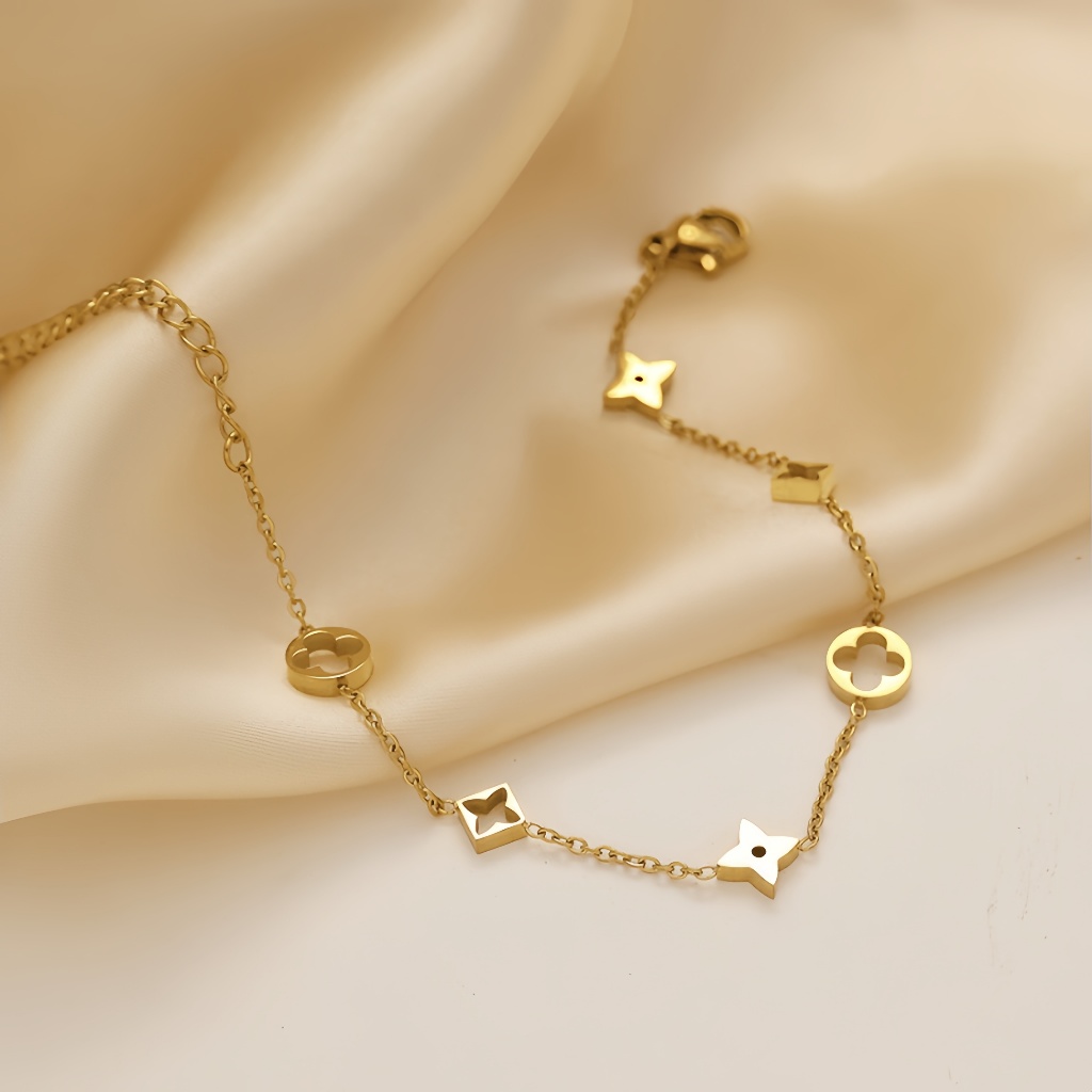 Hollow Four-Leaf Clover สร้อยข้อมือเหล็กไทเทเนียมแฟชั่นขนาดเล็กสดElectroplating K Gold All-Match Retro Niche Design High-End Handอุปกรณ์เสริม