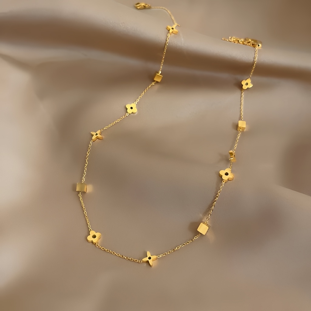 Square Four-Leaf Clover ดอกไม้ไทเทเนียมเหล็กสร้อยคอElectroplating 18k Gold Light Luxury Niche High-End Clavicle Chainประณีตอุปกรณ์เสริม