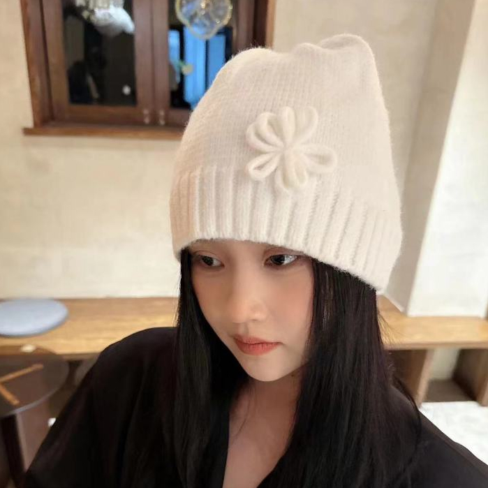 2024 สไตล์ใหม่เกาหลีรุ่น High-End ดอกไม้ถักหมวกอารมณ์สาวหวาน All-Match Time Baotou หมวกหญิงฤดูใบไม้ร่วงฤดูหนาว ins แสดงใบหน้าหมวกเย็นขนาดเล็ก Re