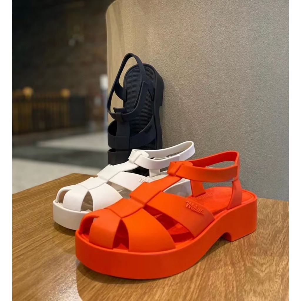 Melissa 2025 รองเท้าแตะผู้หญิงสไตล์ใหม่ Hollow Toe-Covered รองเท้าเยลลี่พื้นหนา Anti-Slip Be