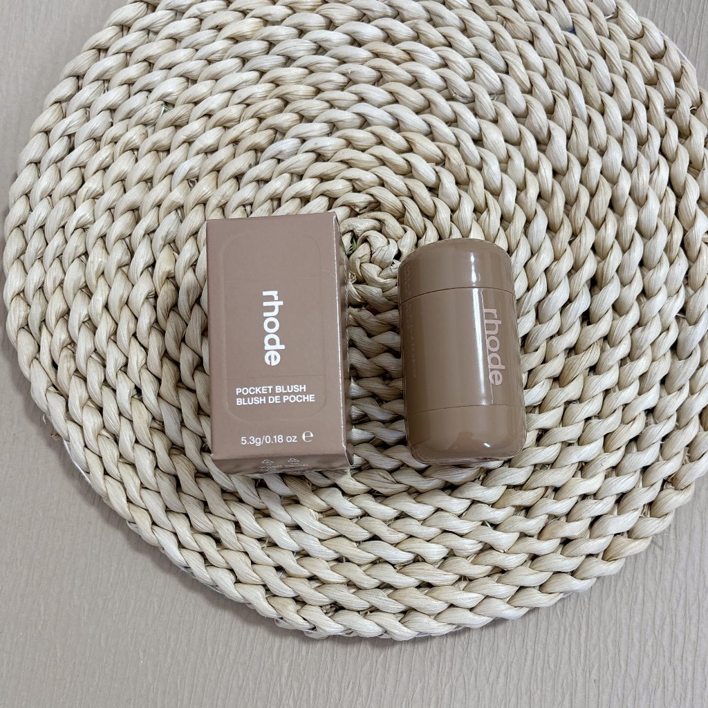 [READY Stock] RHODE pocket blush THE NATURAL FLUSH 5.3g / 0.18 oz.piggy/กล่องน้ําผลไม้