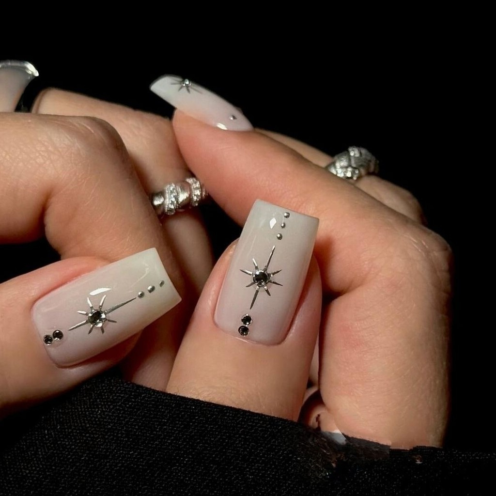 Y2k Metallic Silver Wearing Nails Hand-Painted Starburst Nails Patch แต่งเล็บสั้น