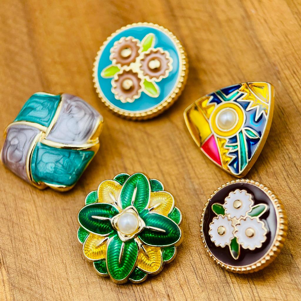 ลายวินเทจออกแบบแบบดั้งเดิมดอกไม้เคลือบสีโลหะก้านตกแต่งกระดุมสําหรับช่างตัดเสื้อสิ่งทออุปทานและเสื้อกระโปรงกระเป๋ากางเกงผ้าพันคอตกแต่ง,5/10ชิ้น