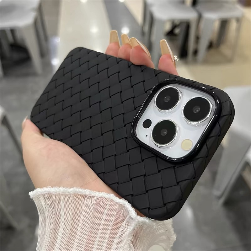 Jackson Wang หรูหรา BV ถักนุ่มสําหรับ iPhone 16 plus14 15 Pro MAX 13 11Pro 12 Pro MAX Breathable การกระจายความร้อนสานฝาครอบโทรศัพท์น่ารัก Buzz Lightyear ขาตั้ง