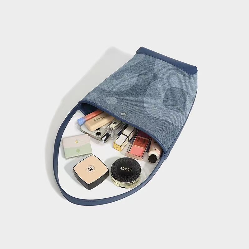 The Rally Shoulder Bag มาในถุงผ้าและถุงซับครบชุด ไม่ต้องรอไอเท็มนี้