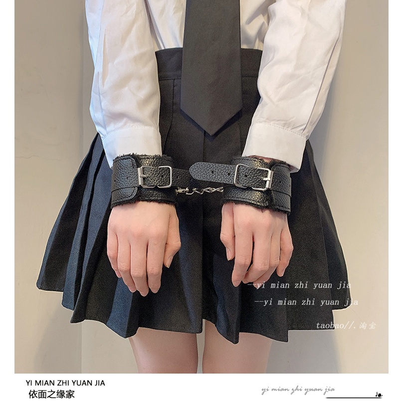 ยุโรปอเมริกันแฟชั่นหนังสร้อยข้อมือปัดไม่เจ็บมือเครื่องประดับระดับไฮเอนด์เกมอุปกรณ์ประกอบฉากหนังนิ่มเสื้อกั๊กถนนยิงพังก์สไตล์หนากําไลข้อเท้าผู