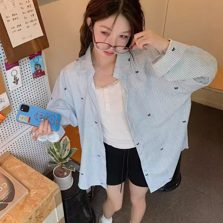 Rommers เสื้อเชิ้ตแขนยาวปักลายผีเสื้อลายทางสีฟ้าลําลองหลวมทั้งหมด