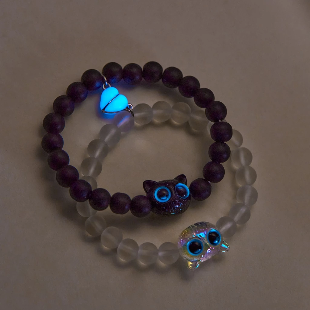 แฟชั่น Handmade 2pcs Glow in the Dark Luminous น่ารักแมว Blue Eye Heart แม่เหล็กคู่สร้อยข้อมือลูกปัดปรับสายรัดข้อมือสําหรับผู้ชายผู้หญิงเครื่องประดับ