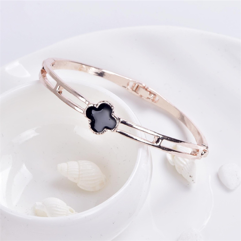 Zhengli แฟชั่น Simple Lucky Hollow Four Leaf Clover สร้อยข้อมือกําไลข้อมือผู้หญิงอุปกรณ์เสริมเครื่องประดับของขวัญ