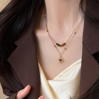 ทองวินเทจ สร้อยคอหินตาเสือดอกไม้ดวงอาทิตย์สําหรับผู้หญิงความรู้สึกการออกแบบเฉพาะโซ่เสื้อกันหนาวพับ ฤดูใบไม้ร่วงฤดูหนาวกระดูกไหปลาร้าโซ่อุป