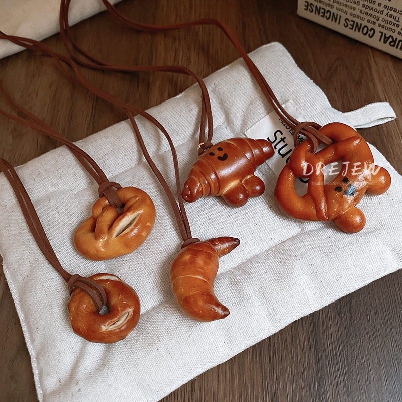 DREJEW ครัวซองหนังไม่สม่ําเสมอ Cross Lye ขนมปังยิ้มสร้อยคออะคริลิค