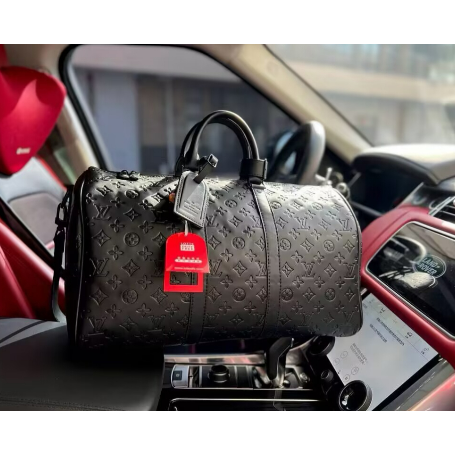 แฟชั่น Lv ลายนูน กระเป๋าสนามบิน หนังวัวคุณภาพสูง ความจุสูง ธุรกิจสบาย ๆ กระเป๋าสะพายไหล่ผู้ชาย