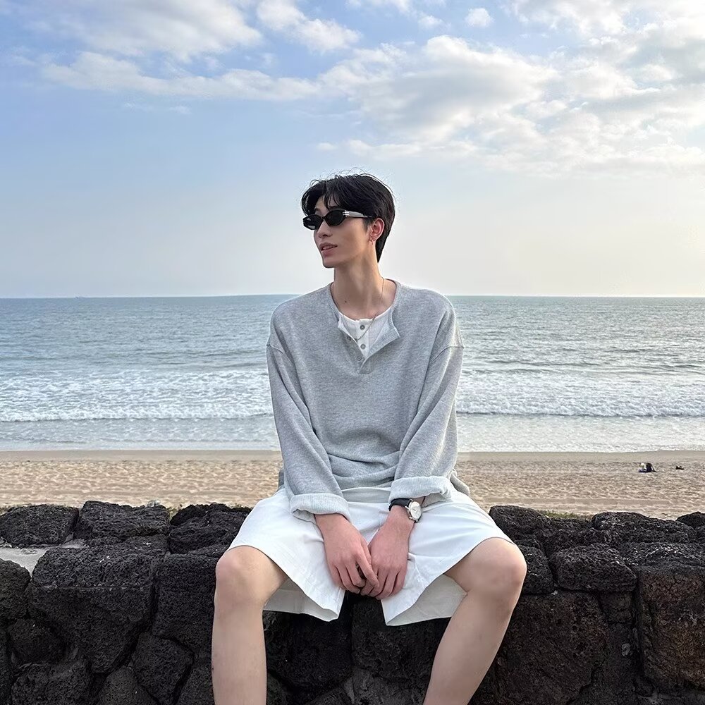 ฤดูใบไม้ร่วงคอวีสีทึบปลอมสองชิ้นแขนยาวเสื้อยืดผู้ชายอเมริกันที่เรียบง่ายผ้าลูกฟูกผู้ชายอินเทรนด์ปกติหลวมด้านบนผู้ชาย