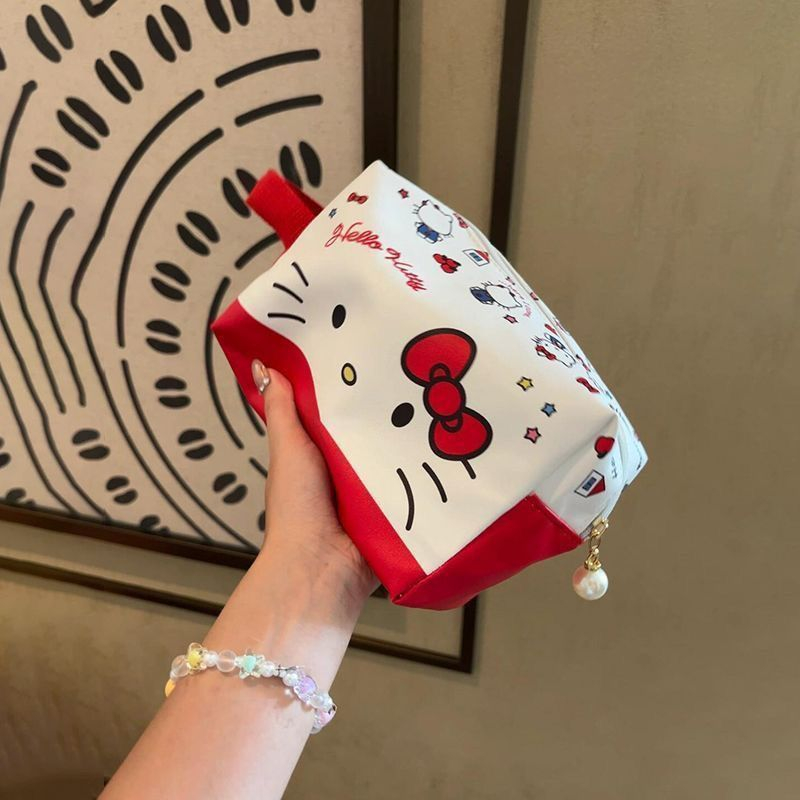 Hello Kitty น่ารัก High Beauty PU กันน้ําความจุขนาดใหญ่กระเป๋าห้องน้ําสําหรับการเดินทางของผู้หญิงแบบพกพากระเป๋าแต่งหน้ามือถือ