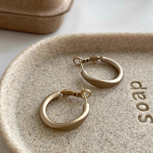 ต่างหูโลหะเนื้อ Frosted สำหรับสุภาพสตรี,ต่างหูพรีเมี่ยมดีไซน์ดั้งเดิม,ขายพิเศษ,ต่างหูสำหรับสุภาพสตรี