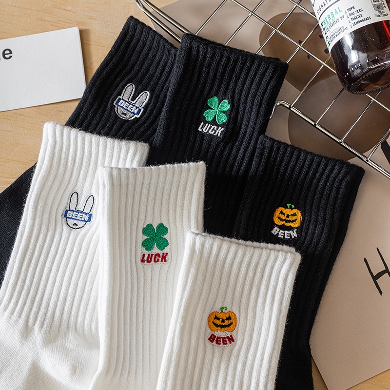 D281 Mens Mid-Tube Socks สีดําสีขาวปักลายถุงเท้ากีฬาทุกวัน