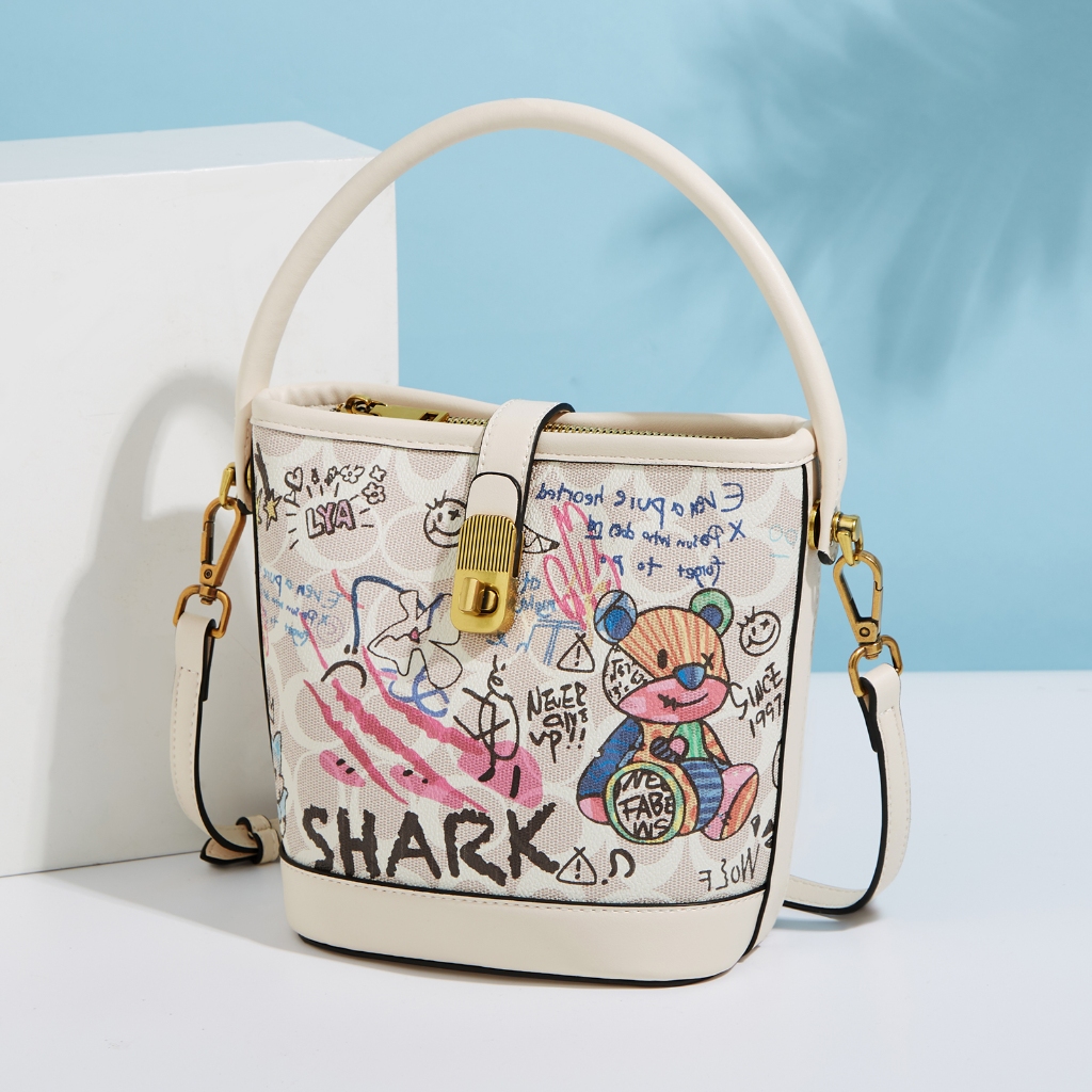 FOXER กระเป๋าสะพายไหล่ผู้หญิง ทรงบักเก็ต ดีไซน์กราฟฟิตี้ ความจุขนาดใหญ่ ส่งไวพิเศษ แถมถุงของขวัญฟรี - รูปที่ 6