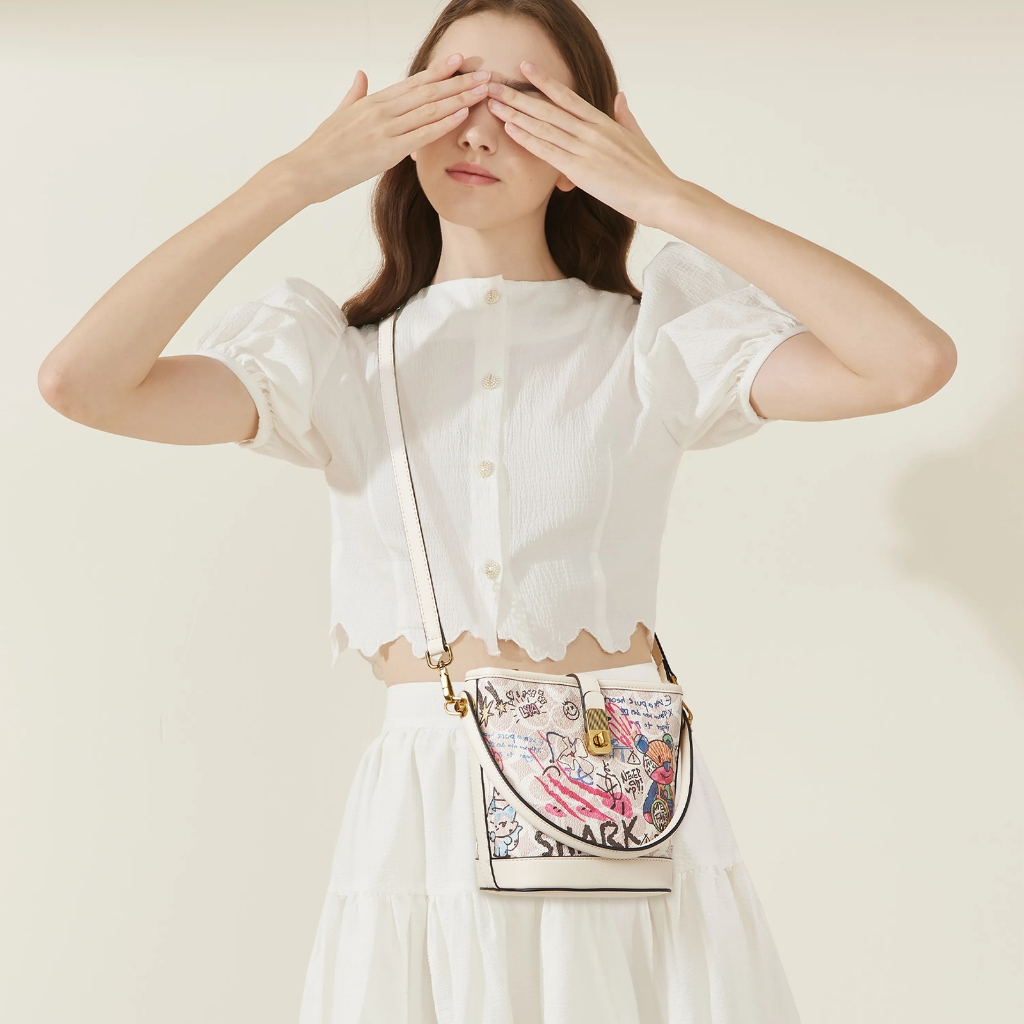 FOXER กระเป๋าสะพายไหล่ผู้หญิง ทรงบักเก็ต ดีไซน์กราฟฟิตี้ ความจุขนาดใหญ่ ส่งไวพิเศษ แถมถุงของขวัญฟรี - รูปที่ 2