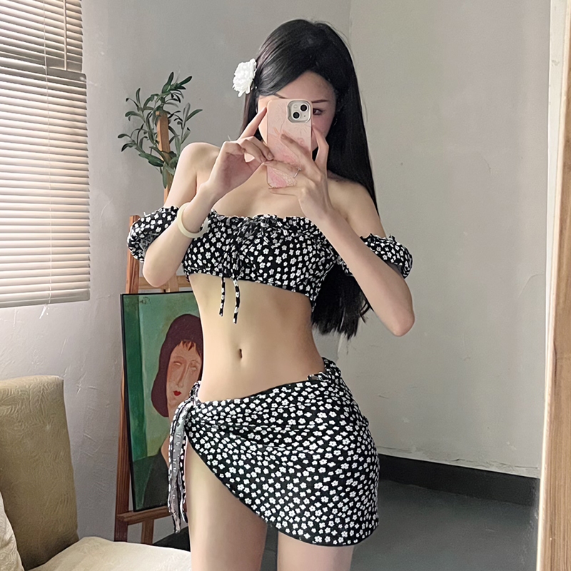 ชุดบิกินี่สามชิ้นกับกระโปรงแขนพัฟหนึ่งไหล่ผูกชุดว่ายน้ําพิมพ์ลายดอกไม้ ดัน ขึ้น แยกชุดว่ายน้ําน้ําพุร้อน/ชายหาดชุด