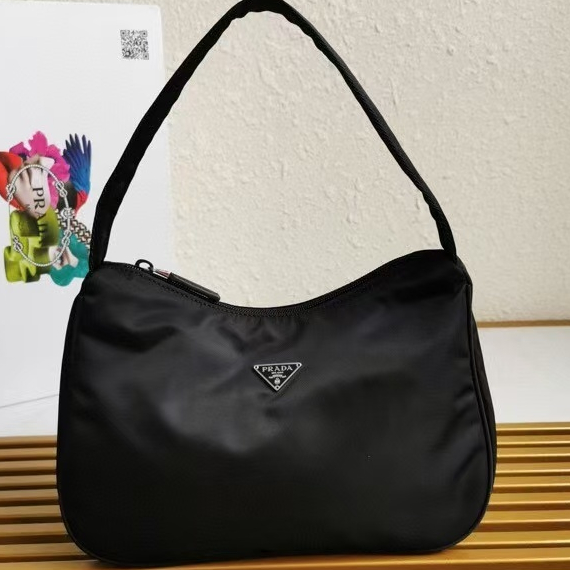 Prada Vintage Collection HOBO กระเป๋าสะพายไนลอนผู้หญิง