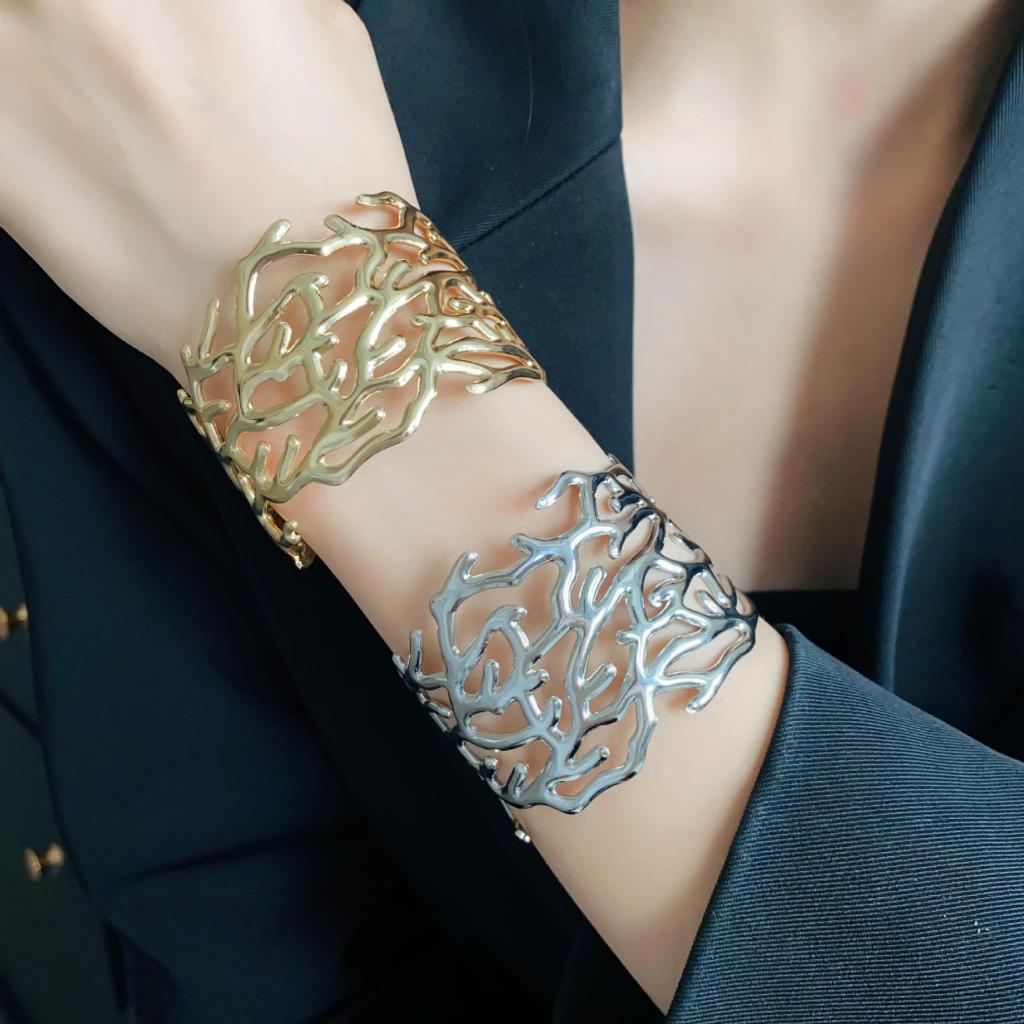 กิ่งไม้ลายกลวงกว้างเปิดสร้อยข้อมือหญิงเวอร์ชั่นเกาหลีชนกลุ่มน้อยสร้อยข้อมือที่เรียบง่าย อิน ต่างหูแฟชั่นความรู้สึกสูง