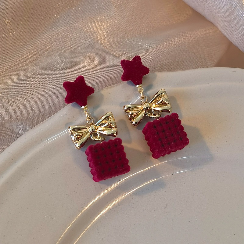 Merry Christmas ต่างหูสีแดง Xmas Bow Star กล่องของขวัญต่างหูสําหรับผู้หญิงเครื่องประดับแฟชั่น Flocking