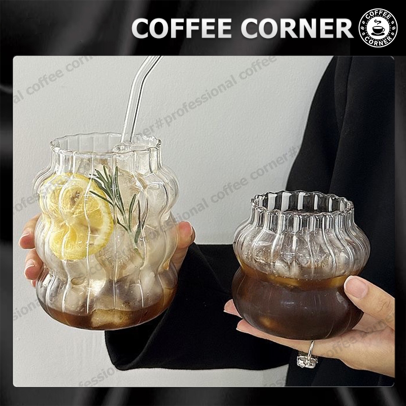 【สินค้าพร้อมส่ง】INS แก้วกาแฟ แก้วคาเฟ่ ทรงกลม สไตล์เกาหลี แก้วดื่มน้ำ ดืมนม แก้วใสลายตรง ทนความร้อน สีโปร่งใส ถ้วยแก้วบอโลซิลิเกตสูง coffee cup