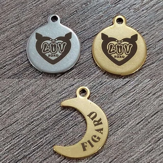 เลเซอร์แกะสลักชื่อที่กำหนดเองLOGOโลโก้สแตนเลสป้ายส่วนบุคคลโลโก้ที่กำหนดเอง DIY สร้อยคอจี้ Charms ขั้นต่ำคือ 50 ชิ้น