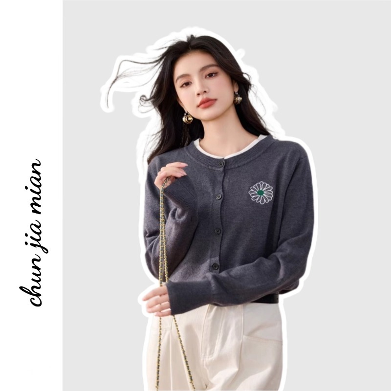Chunjiamian ชุนเจียเมียน ผู้หญิงเสื้อถักคอกลมเดซี่ขนาดเล็กเย็บปักถักร้อยอารมณ์ฝรั่งเศสแจ็คเก็ตเสื้อกันหนาว