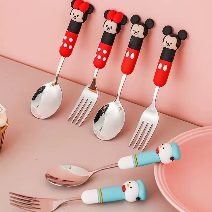 ชุดช้อนส้อมเด็ก ชุดกล่องโต๊ะอาหารสำหรับเด็กส้อมและช้อนสแตนเลสสตีลประสบการณ์ใหม่ของทารก จานข้าวเด็ก ช้อนซิลิโคน Mickey Minne Kid Spoon Fork Set⭐️
