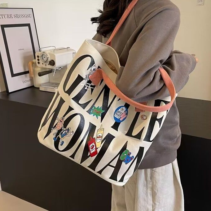 ความจุขนาดใหญ่ กระเป๋าสะพายข้างผ้าแคนวาสแฟชั่น GENTLEWOMAN พิมพ์กระเป๋าสะพายผ้าใบผู้หญิงแฟชั่น