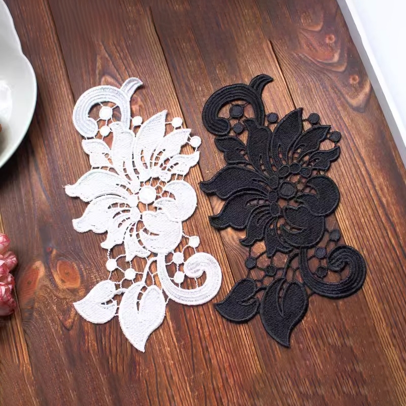 2 ชิ้นเสื้อผ้าอุปกรณ์เสริมลูกไม้สีดําและสีขาวที่ละลายน้ําได้เย็บปักถักร้อยโพลีเอสเตอร์ผ้าไหมดอกไม้แพทช์