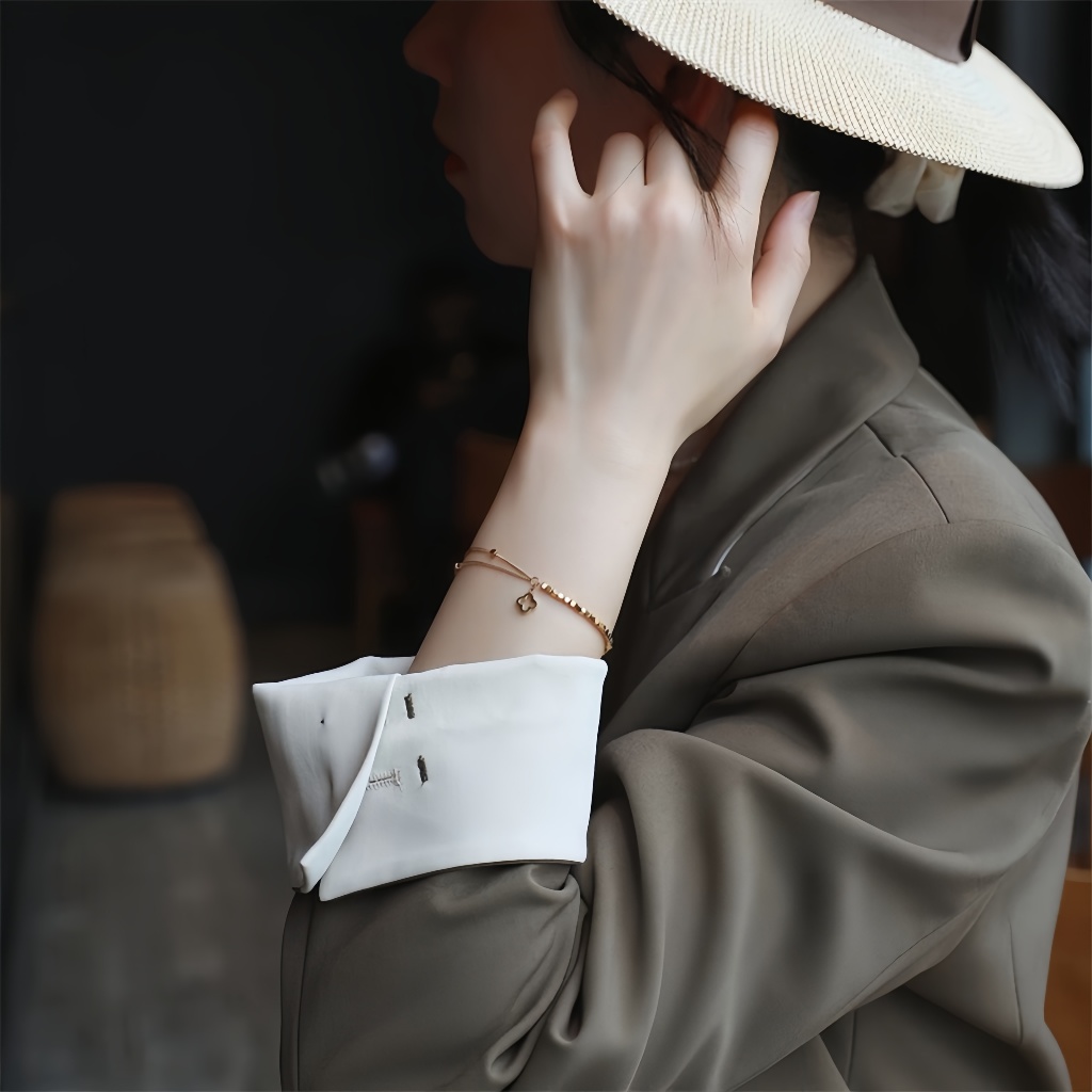 Golden Square Four-leaf Clover Double-Layerไม่สมมาตรสร้อยข้อมือเหล็กไทเทเนียม18K Gold-Platedที่ไม่ซ้ํากันAll-Matchญี่ปุ่นเกาหลีอารมณ์Mini - รูปที่ 2