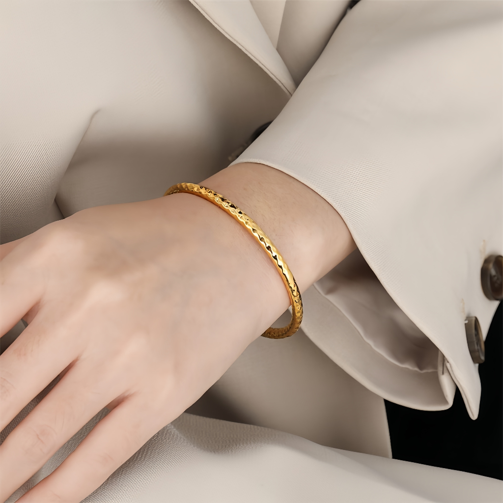 Retro French Texture สร้อยข้อมือเหล็กไทเทเนียมความรู้สึกระดับไฮเอนด์แฟชั่นที่ไม่ซ้ํากันไม่ซีดจางวงกลมธรรมดาสร้อยข้อมือทอง 18k